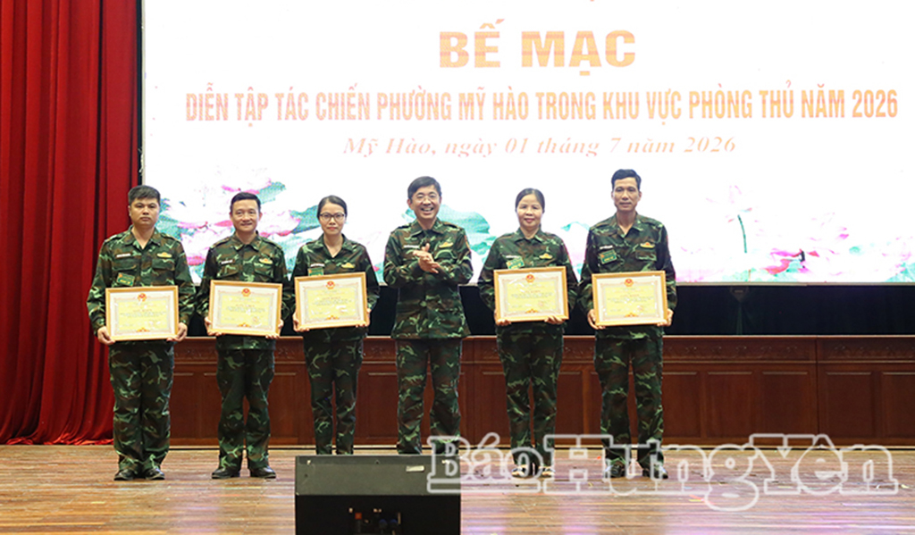 Lãnh đạo phường Mỹ Hào khen thưởng các tập thể đạt thành tích trong diễn tập.