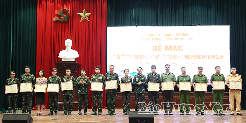 Lãnh đạo phường Mỹ Hào khen thưởng các cá nhân đạt thành tích trong diễn tập.