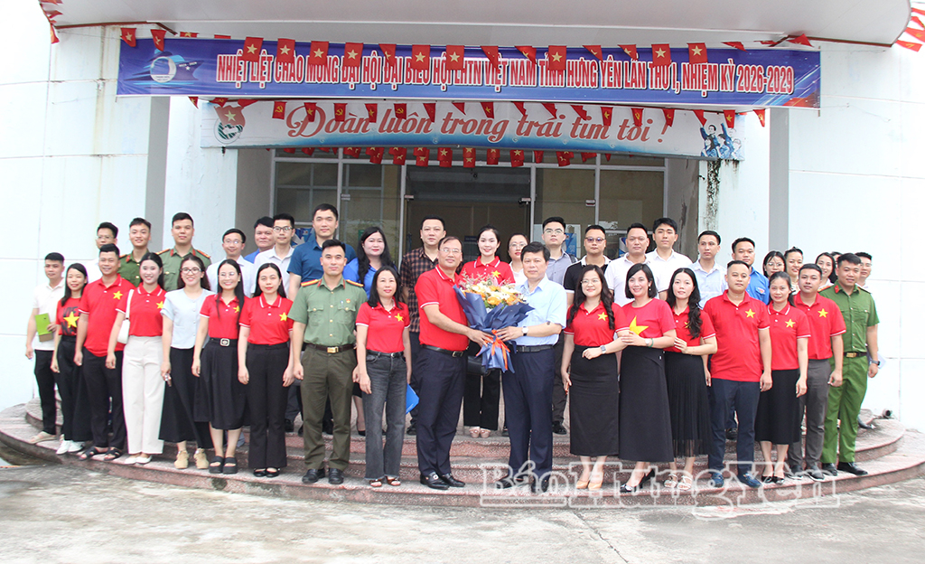Đồng chí Trần Quốc Toản, Phó Bí thư Thường trực Tỉnh ủy, Chủ tịch Ủy ban MTTQ Việt Nam tỉnh tặng hoa và chụp ảnh lưu niệm với đoàn đại biểu.