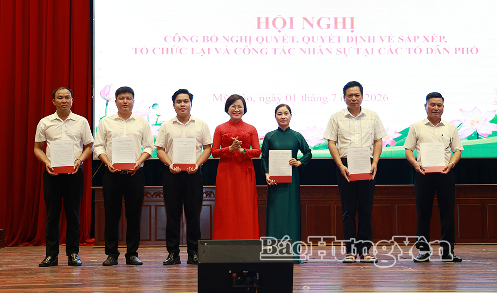 Đồng chí Trần Thị Thanh Thủy, Ủy viên Ban Thường vụ Tỉnh ủy, Bí thư Đảng ủy, Chủ tịch HĐND phường Mỹ Hào trao các quyết định thành lập chi bộ.