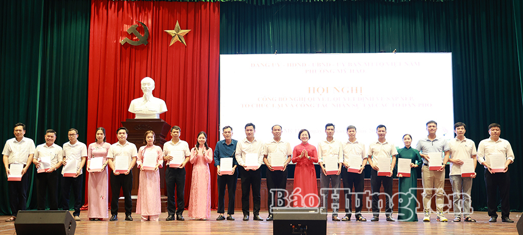 Lãnh đạo phường Mỹ Hào trao quyết định chỉ định cấp ủy, Bí thư và Phó Bí thư các chi bộ. 