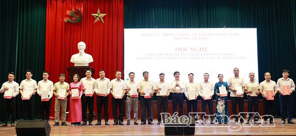 Lãnh đạo UBND phường Mỹ Hào trao các quyết định chỉ định Tổ trưởng các tổ dân phố lâm thời. 