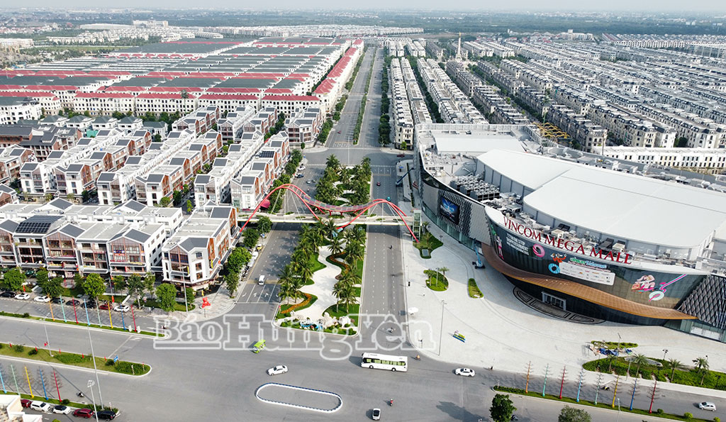 Hạ tầng thương mại của Hưng Yên không ngừng được đầu tư hiện đại. Trong ảnh: Một góc khu đô thị Vinhomes Ocean Park 2, xã Nghĩa Trụ.