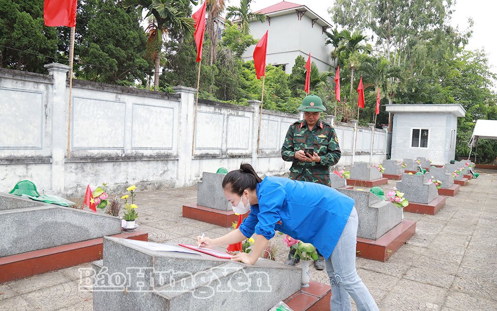 Ghi chép thông tin thực hiện số hóa hồ sơ phần mộ liệt sĩ tại Nghĩa trang liệt sĩ Thiện Phiến (xã Tiên Lữ).