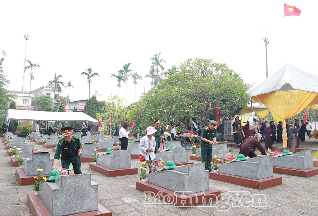 Thắp hương trên phần mộ các liệt sĩ tại nghĩa trang liệt sĩ Thiện Phiến trước khi thực hiện khai mở, lấy mẫu giám định ADN.