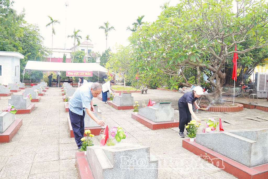 Thân nhân liệt sĩ Lê Công Nghĩa (xã Tân Thanh, tỉnh Ninh Bình) thắp hương cầu mong tìm được chính xác phần mộ của liệt sĩ tại Nghĩa trang liệt sĩ Thiện Phiến.