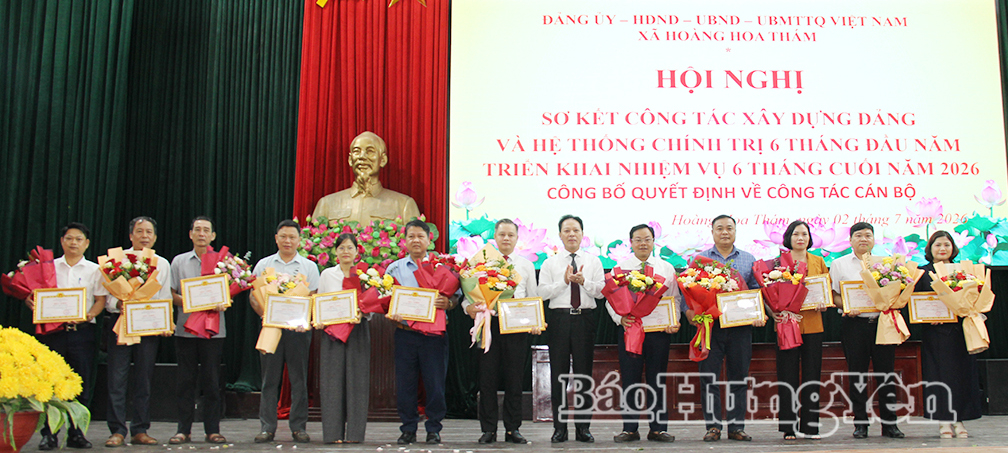 Lãnh đạo thành phố Hoàng Hoa Thám tặng Bằng khen cho các tập thể, cá nhân có thành tích xuất sắc trong điều hành bộ máy chính quyền và chính quyền địa phương hai cấp.