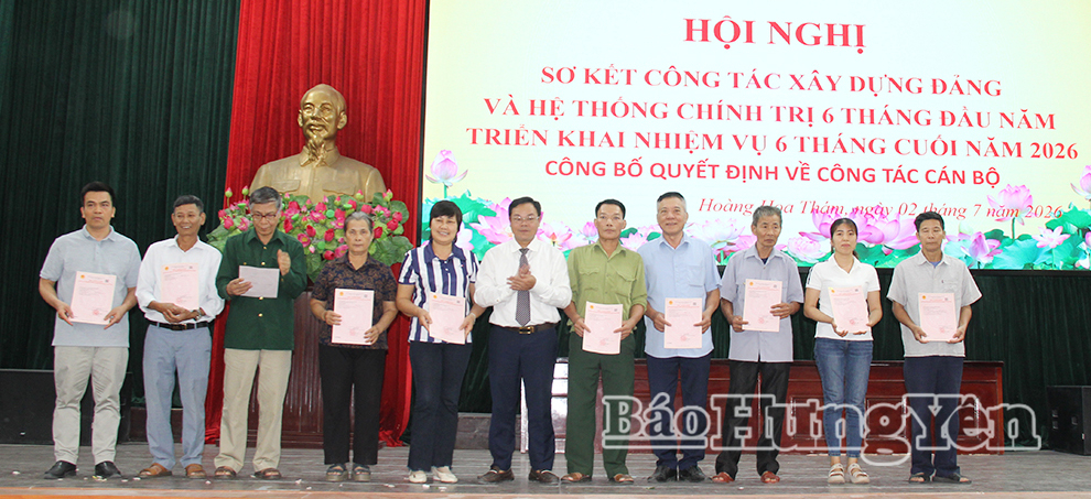 Lãnh đạo xã Hoàng Hoa Thám trao giấy chứng nhận quyền sử dụng đất cho các hộ dân.