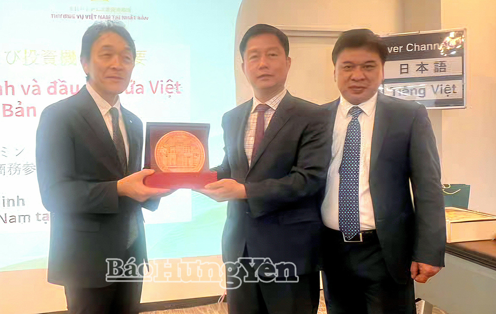 Đồng chí Vũ Thanh Vân, Ủy viên Ban Thường vụ Tỉnh ủy, Giám đốc Sở Công Thương, Trưởng đoàn công tác của tỉnh tặng quà lưu niệm và giới thiệu những nét văn hóa đặc sắc của Hưng Yên với lãnh đạo Trung tâm ASEAN - Nhật Bản.