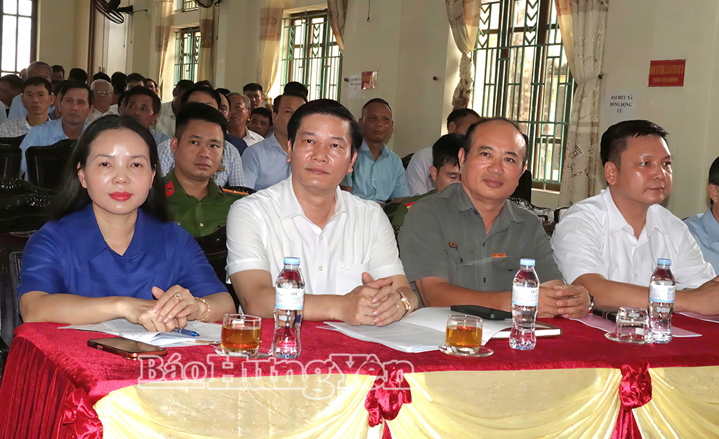 Đồng chí Ngô Thị Kim Hoàn, Ủy viên Ban Thường vụ Tỉnh ủy, Phó Chủ tịch Thường trực Ủy ban MTTQ Việt Nam tỉnh và các đại biểu dự hội nghị.
