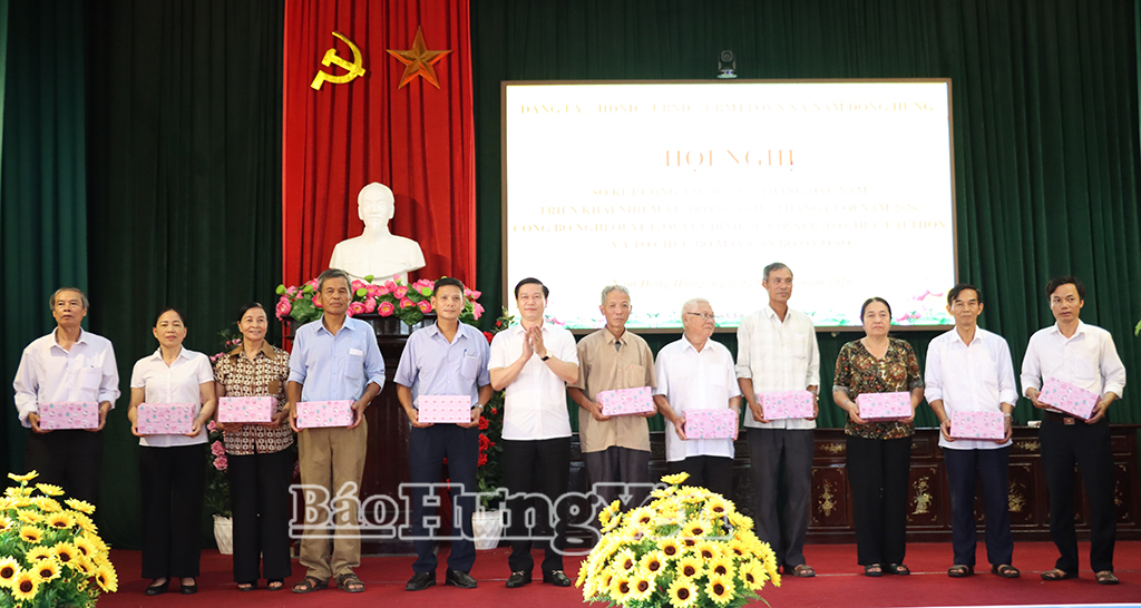  Lãnh đạo xã Nam Đông Hưng trao quà tri ân các cán bộ thôn nghỉ công tác sau sắp xếp thôn.