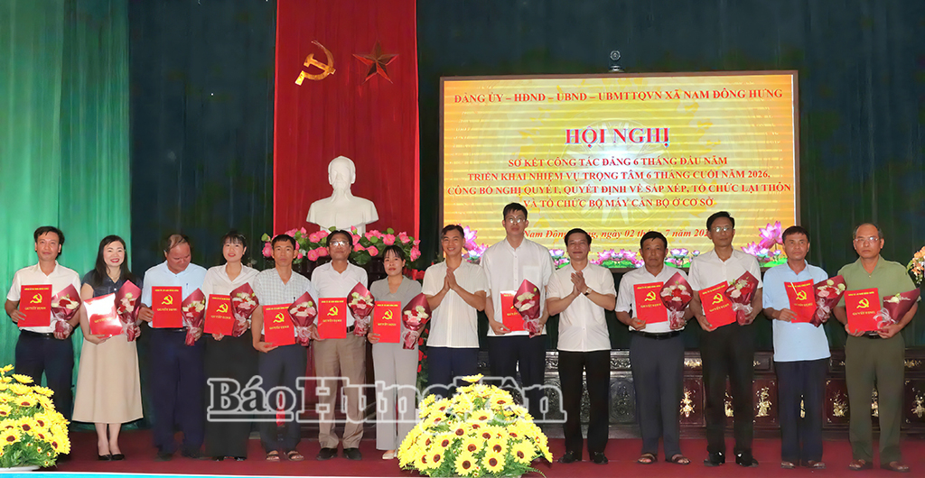 Lãnh đạo xã Nam Đông Hưng trao quyết định chỉ định bí thư chi bộ thôn.