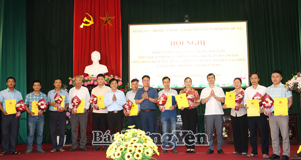 Lãnh đạo xã trao quyết định chỉ định trưởng thôn lâm thời.