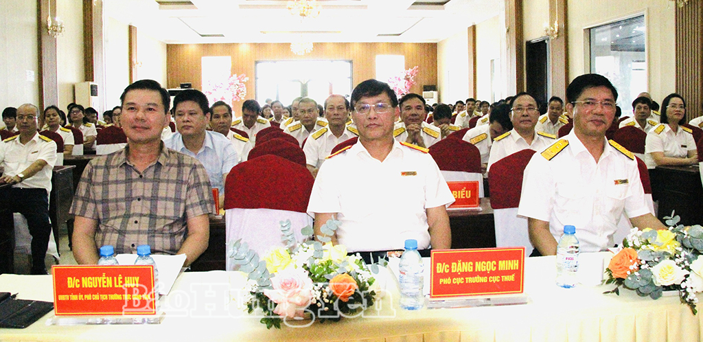 Các đồng chí: Đặng Ngọc Minh, Phó Cục trưởng Cục Thuế; Nguyễn Lê Huy, Ủy viên Ban Thường vụ Tỉnh ủy, Phó Chủ tịch Thường trực UBND tỉnh và các đại biểu dự hội nghị.
