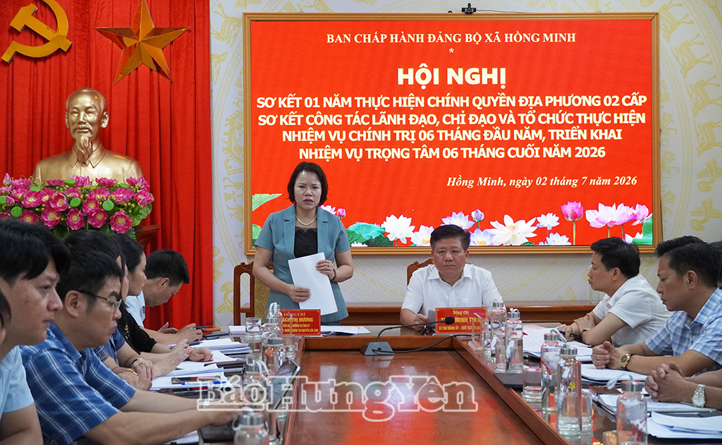 Đồng chí Quách Thị Hương, Ủy viên Ban Thường vụ Tỉnh ủy, Hiệu trưởng Trường Chính trị Nguyễn Văn Linh phát biểu tại hội nghị.
