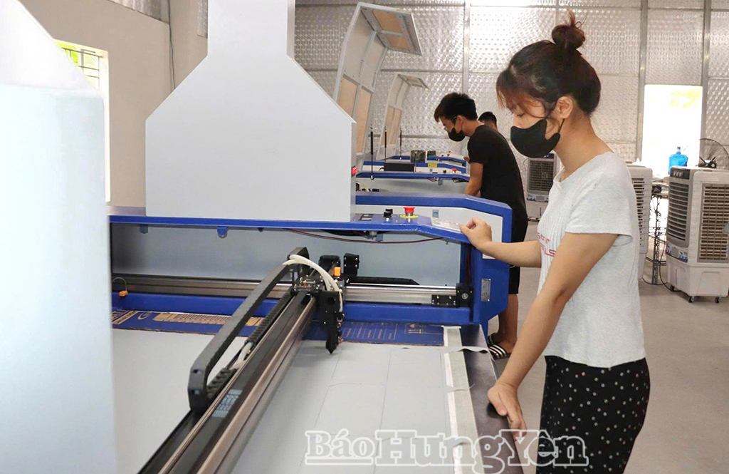 Hoạt động sản xuất tại Công ty TNHH Gia công vật liệu Khải Thịnh (xã Nam Đông Hưng).