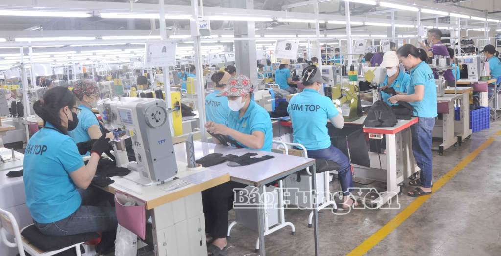 Sản xuất tại Công ty TNHH giày KimTop, xã Tiên La.