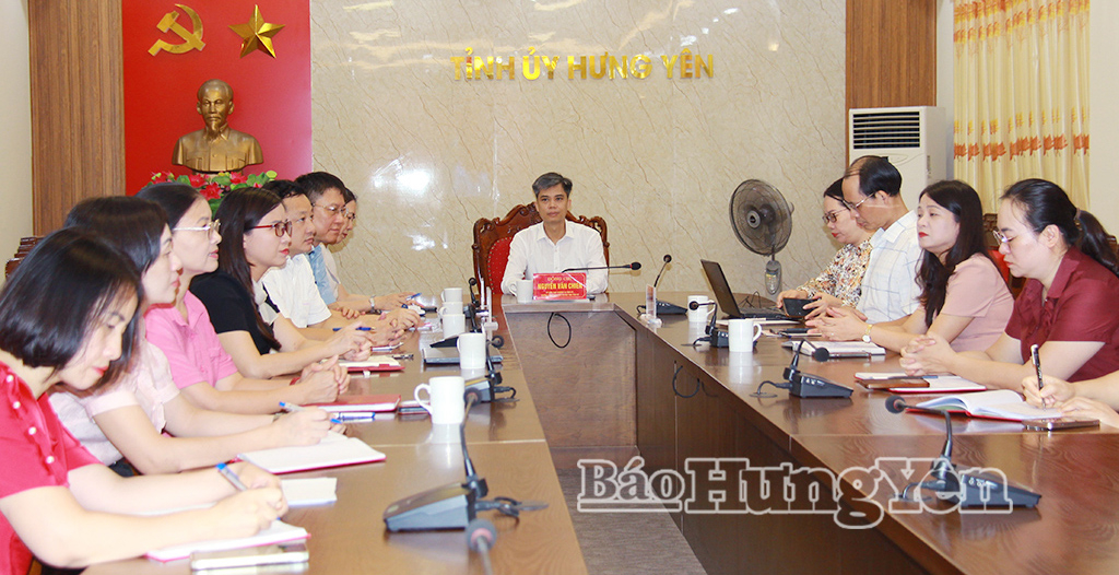 Đồng chí Nguyễn Văn Chiến, Ủy viên Ban Thường vụ Tỉnh ủy, Trưởng ban Tuyên giáo và Dân vận Tỉnh uỷ dự hội nghị tại điểm cầu tỉnh Hưng Yên.