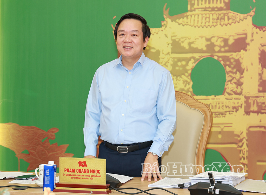 Đồng chí Phạm Quang Ngọc, Ủy viên Ban Chấp hành Trung ương Đảng, Bí thư Tỉnh ủy phát biểu tại cuộc họp.