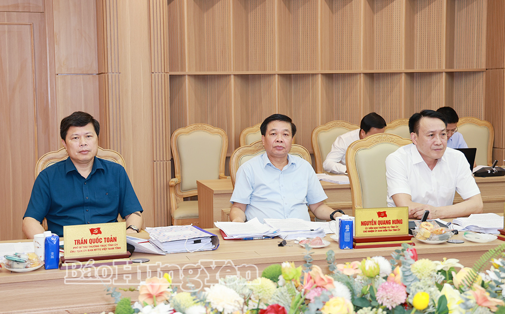Đồng chí Trần Quốc Toản, Phó Bí thư Thường trực Tỉnh ủy, Chủ tịch Ủy ban MTTQ Việt Nam tỉnh và các đồng chí Ủy viên Ban Thường vụ Tỉnh ủy dự hội nghị.