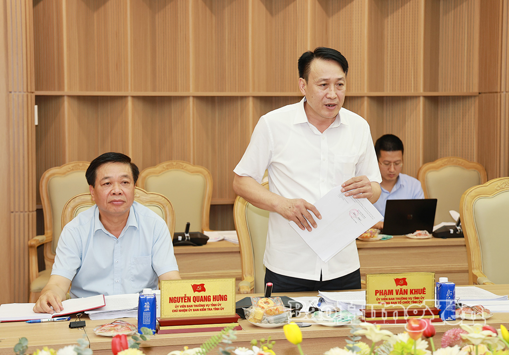 Đồng chí Phạm Văn Khuê, Ủy viên Ban Thường vụ Tỉnh ủy, Trưởng ban Tổ chức Tỉnh ủy phát biểu tại cuộc họp.