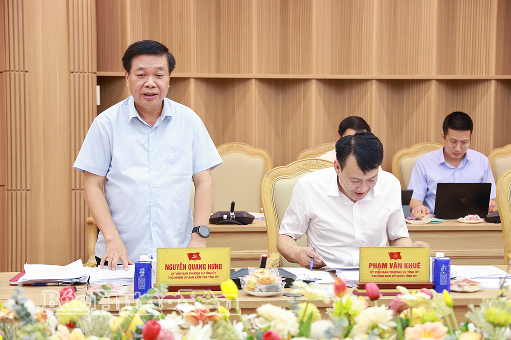 Đồng chí Nguyễn Quang Hưng, Ủy viên Ban Thường vụ Tỉnh ủy, Chủ nhiệm Ủy ban Kiểm tra Tỉnh ủy phát biểu tại cuộc họp.