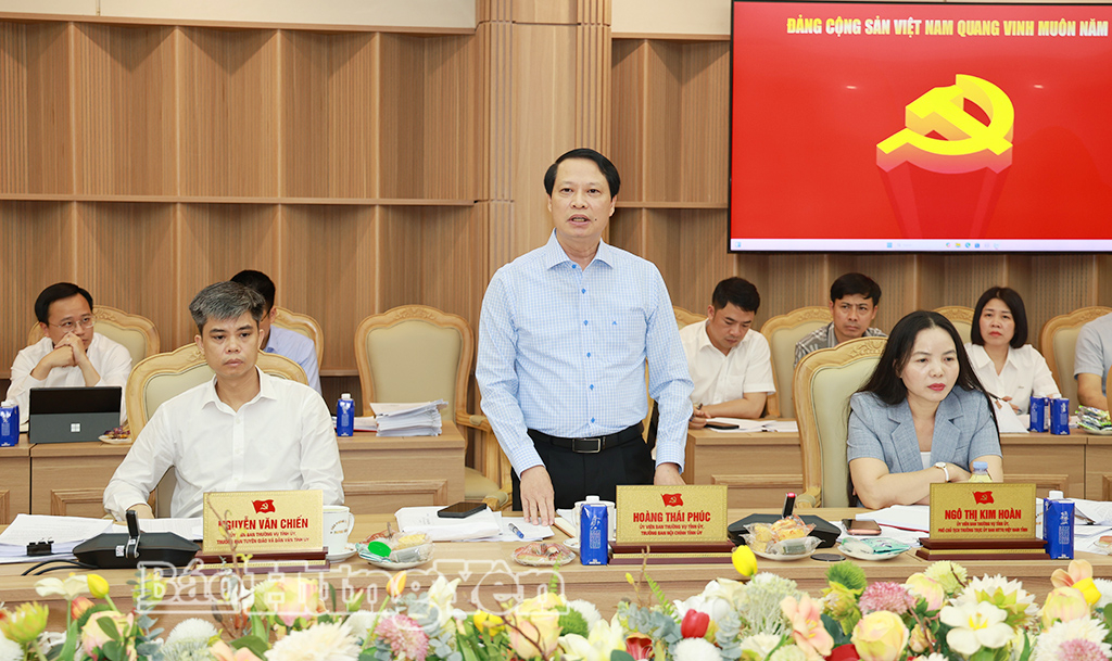 Đồng chí Hoàng Thái Phúc, Ủy viên Ban Thường vụ Tỉnh ủy, Trưởng ban Nội chính Tỉnh ủy phát biểu tại cuộc họp.