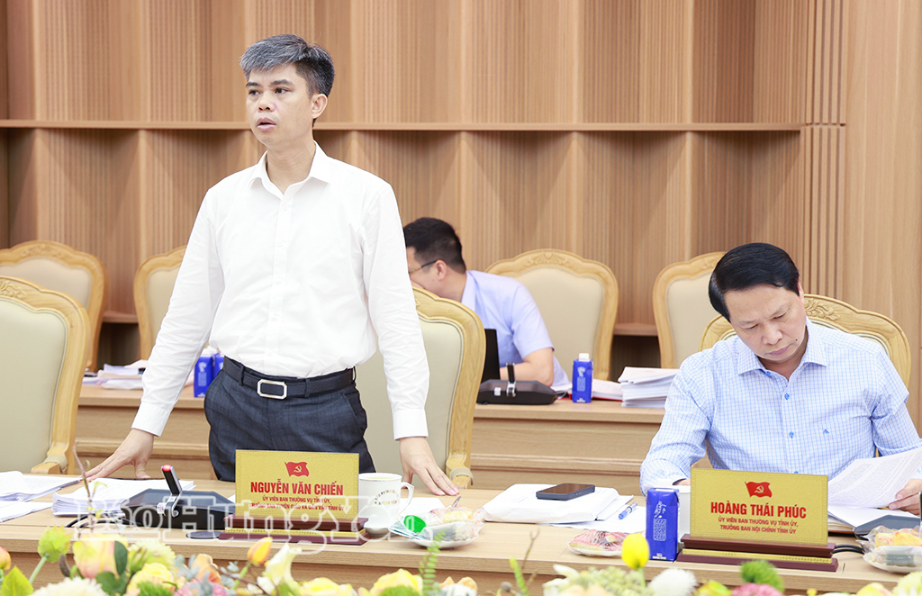 Đồng chí Nguyễn Văn Chiến, Ủy viên Ban Thường vụ Tỉnh ủy, Trưởng ban Tuyên giáo và Dân vận Tỉnh ủy phát biểu tại cuộc họp.