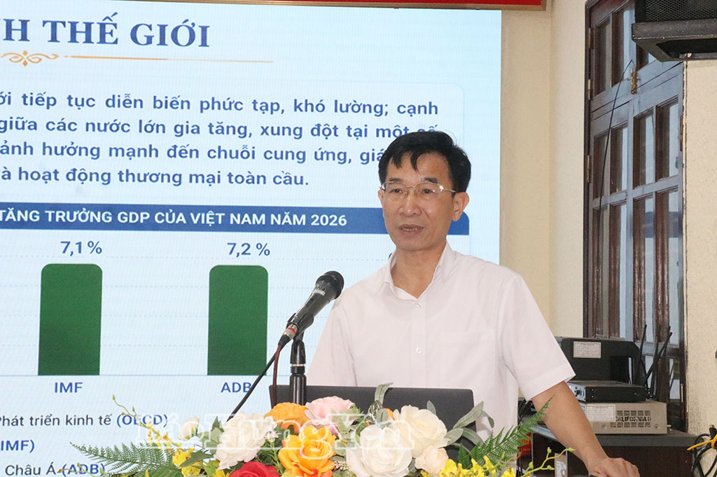 Lãnh đạo Thống kê tỉnh phát biểu tại buổi họp báo.