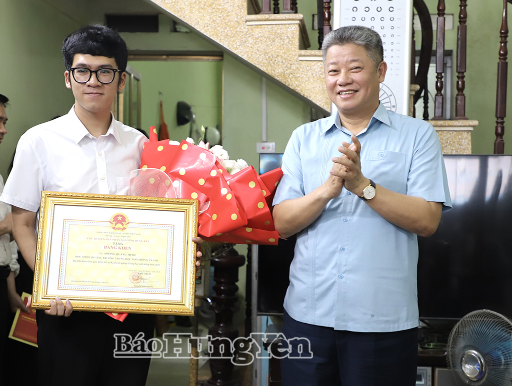 Đồng chí Nguyễn Mạnh Quyền, Phó Bí thư Tỉnh ủy, Chủ tịch UBND tỉnh trao Bằng khen của Chủ tịch UBND tỉnh tặng em Hoàng Quang Minh.