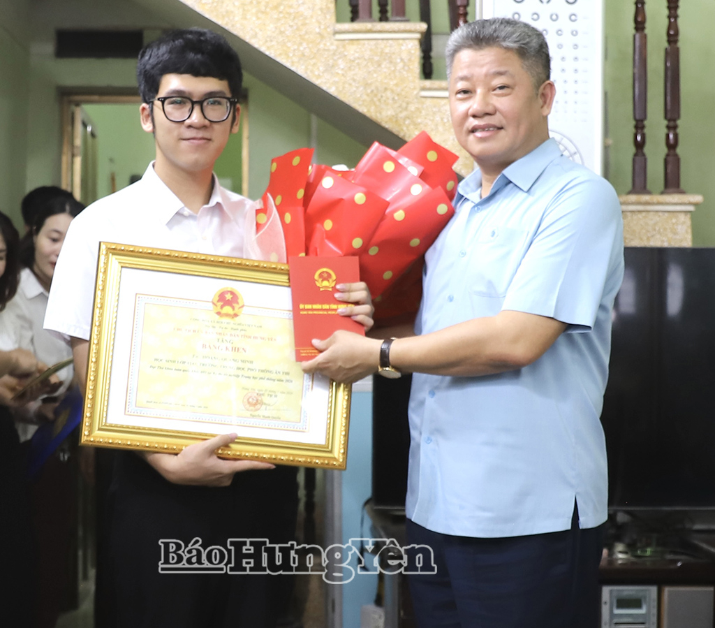 Đồng chí Nguyễn Mạnh Quyền, Phó Bí thư Tỉnh ủy, Chủ tịch UBND tỉnh tặng quà động viên, chúc mừng em Hoàng Quang Minh.