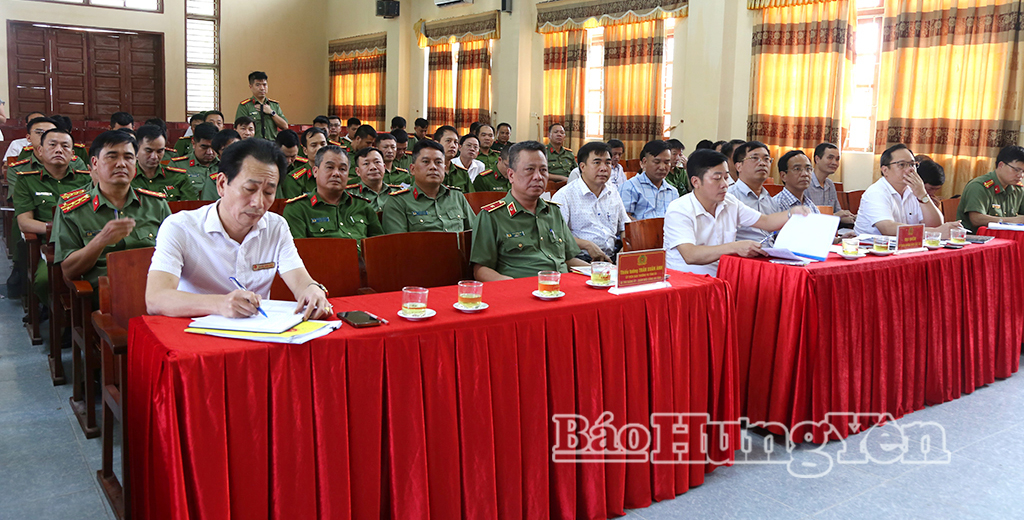 Thiếu tướng Trần Xuân Ánh, Ủy viên Ban Thường vụ Tỉnh ủy, Giám đốc Công an tỉnh, Phó Trưởng ban Chỉ huy Phòng thủ dân sự tỉnh và đại biểu các đơn vị, địa phương dự buổi làm việc.