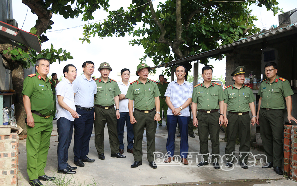 Thiếu tướng Trần Xuân Ánh, Ủy viên Ban Thường vụ Tỉnh ủy, Giám đốc Công an tỉnh, Phó Trưởng Ban Chỉ huy Phòng thủ dân sự tỉnh kiểm tra công tác bảo đảm an toàn bến khách ngang sông sẵn sàng ứng phó với cơn bão số 01.