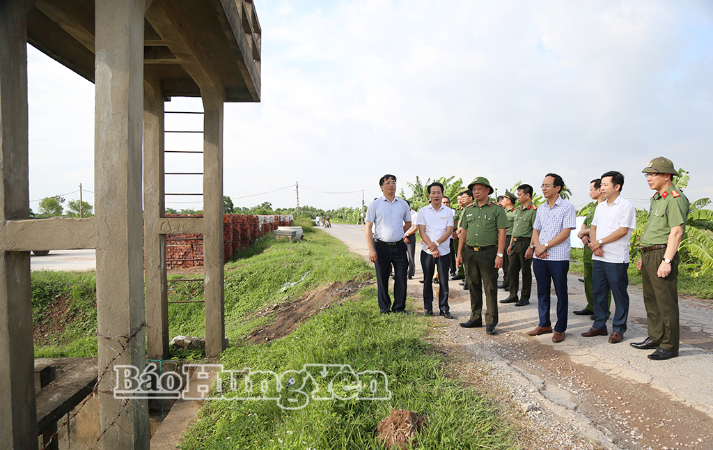 Thiếu tướng Trần Xuân Ánh, Ủy viên Ban Thường vụ Tỉnh ủy, Giám đốc Công an tỉnh, Phó Trưởng ban Chỉ huy Phòng thủ dân sự tỉnh kiểm tra bảo đảm an toàn một số công trình thủy lợi trên địa bàn xã Thụy Anh.