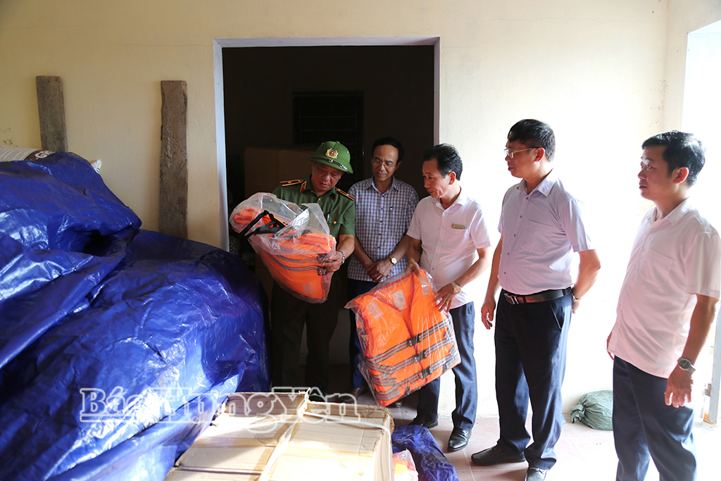 Thiếu tướng Trần Xuân Ánh, Ủy viên Ban Thường vụ Tỉnh ủy, Giám đốc Công an tỉnh, Phó Trưởng ban Chỉ huy Phòng thủ dân sự tỉnh kiểm tra bảo đảm cơ sở, vật chất phục vụ công tác phòng, chống thiên tai, tìm kiếm cứu nạn trên địa bàn xã Thụy Anh.