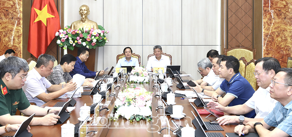 Các đồng chí: Phạm Quang Ngọc, Ủy viên Ban Chấp hành Trung ương Đảng, Bí thư Tỉnh ủy; Nguyễn Mạnh Quyền, Phó Bí thư Tỉnh ủy, Chủ tịch UBND tỉnh và các đại biểu dự hội nghị tại điểm cầu tỉnh Hưng Yên.