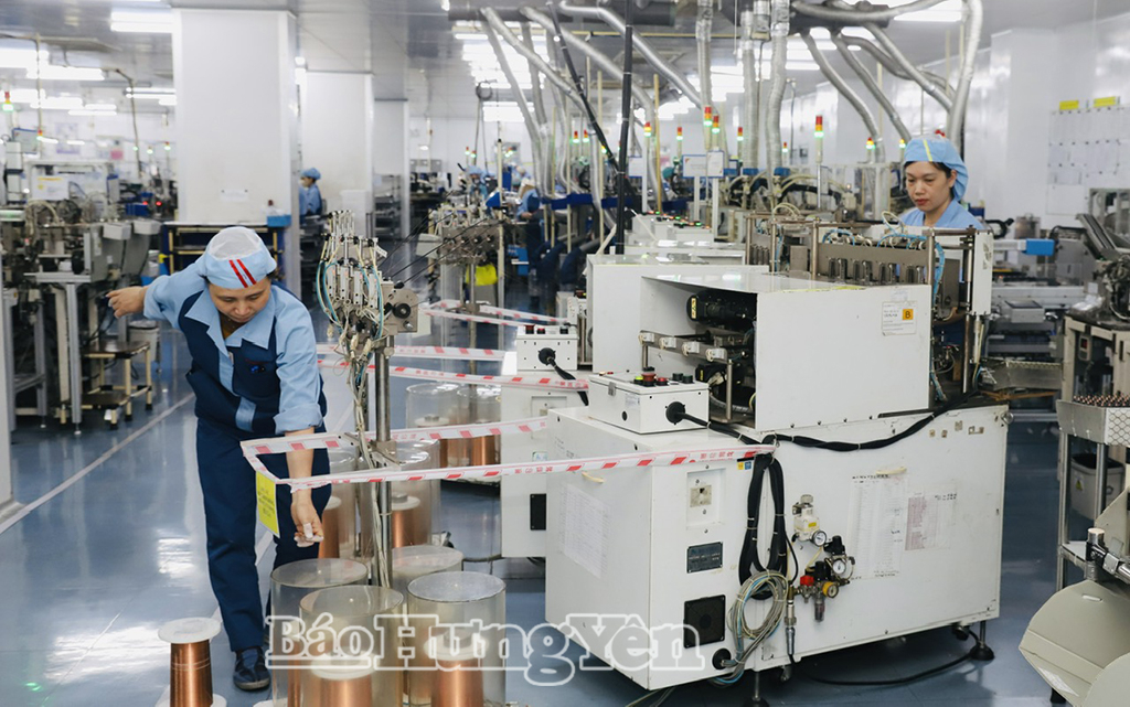 Hưng Yên là 1 trong 9 địa phương đạt tăng trưởng hai con số trong 6 tháng đầu năm. Trong ảnh: Dây chuyền sản xuất của Công ty TNHH điện tử Canon Việt Nam tại KCN Phố Nối A.
