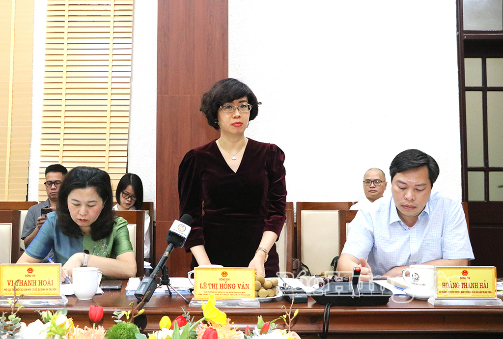 Đồng chí Lê Thị Hồng Vân, Cục trưởng Cục Ngoại vụ và Ngoại giao văn hóa (Bộ Ngoại giao) kiêm Tổng Thư ký Ủy ban Quốc gia UNESCO Việt Nam phát biểu tại cuộc họp.