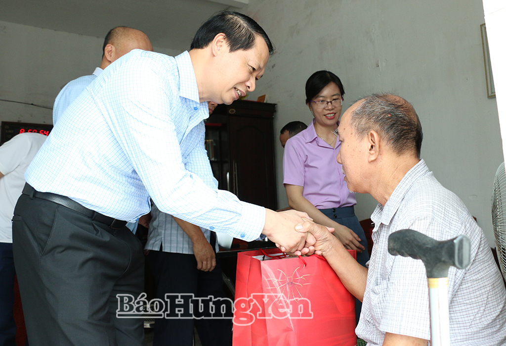 Đồng chí Hoàng Thái Phúc, Ủy viên Ban Thường vụ Tỉnh ủy, Trưởng ban Nội chính Tỉnh ủy tặng quà bệnh binh Phùng Trung Bộ, thôn Tự Tân.