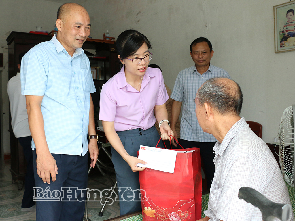 Lãnh đạo xã Tân Thuận thăm, tặng quà bệnh binh Phùng Trung Bộ, thôn Tự Tân.