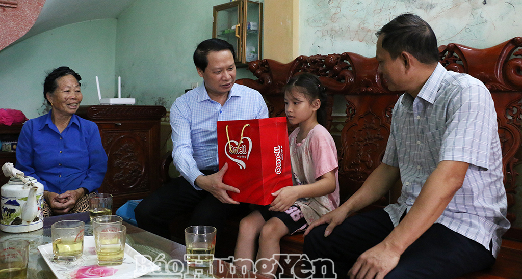 Đồng chí Hoàng Thái Phúc, Ủy viên Ban Thường vụ Tỉnh ủy, Trưởng ban Nội chính Tỉnh ủy tặng quà cháu Nguyễn Ngọc Quỳnh, thôn Tự Tân.