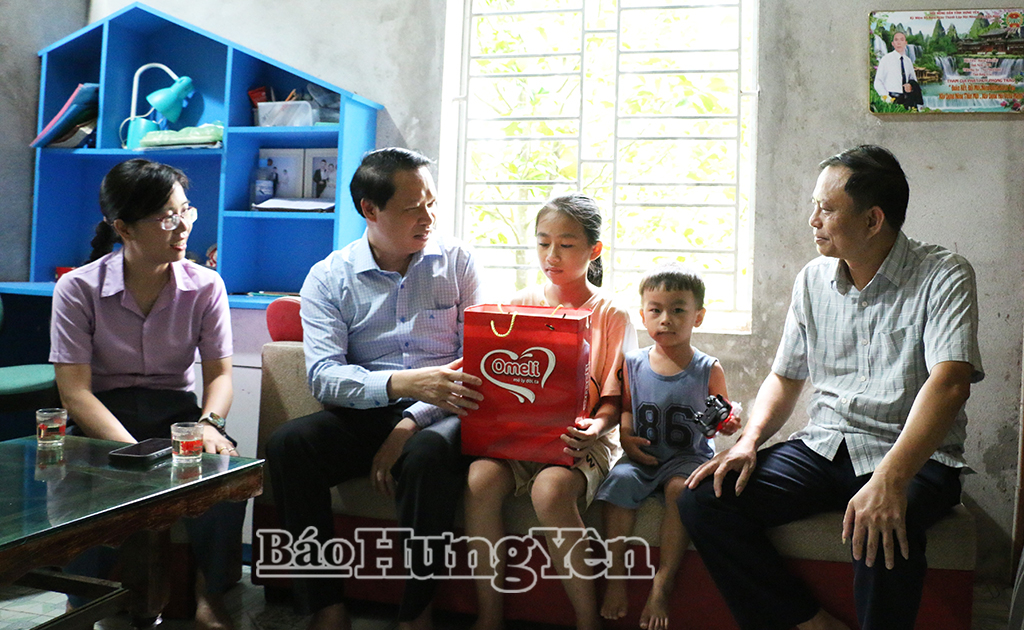 Đồng chí Hoàng Thái Phúc, Ủy viên Ban Thường vụ Tỉnh ủy, Trưởng ban Nội chính Tỉnh ủy tặng quà cháu Hoàng Thị Ánh Dương, thôn Tự Tân.