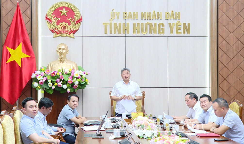 Đồng chí Nguyễn Mạnh Quyền, Phó Bí thư Tỉnh ủy, Chủ tịch UBND tỉnh phát biểu tại cuộc họp.
