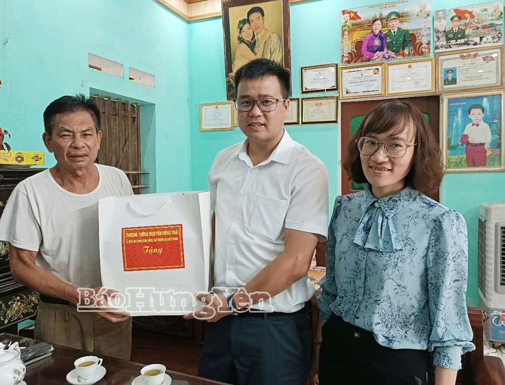 Đại diện các ngành, đoàn thể xã Như Quỳnh trao quà tặng người có công nhân dịp kỷ niệm Ngày Thương binh - Liệt sĩ (27/7).
