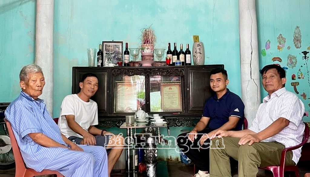 Đoàn thanh niên xã Như Quỳnh dọn dẹp vệ sinh tại Khu lưu niệm Chủ tịch Hồ Chí Minh.