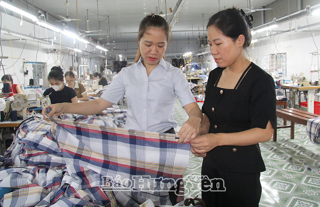Mô hình may gia công quần áo của chị Lê Thị Thu Thủy, xã Thần Khê.