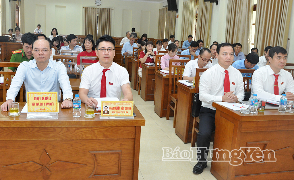 Các đại biểu dự kỳ họp HĐND xã Tiên Tiến.