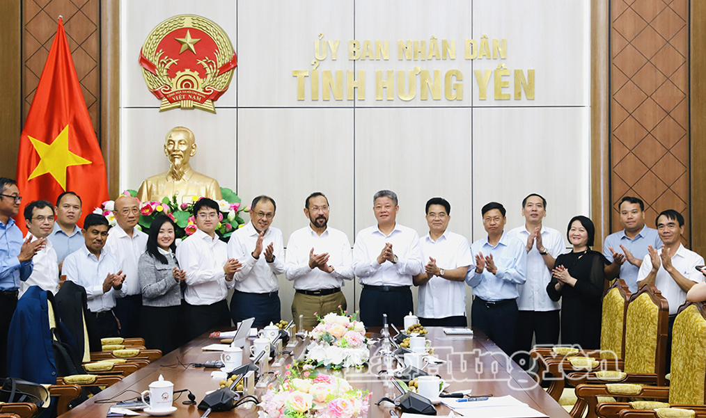 Các đồng chí lãnh đạo tỉnh cùng đại diện các doanh nghiệp và các đại biểu chụp ảnh lưu niệm. 