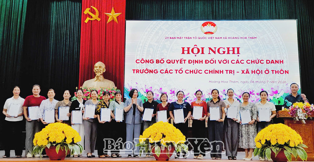 Lãnh đạo Hội Liên hiệp Phụ nữ xã Hoàng Hoa Thám trao quyết định chỉ định, kiện toàn chức danh Chi hội trưởng Phụ nữ ở các thôn.