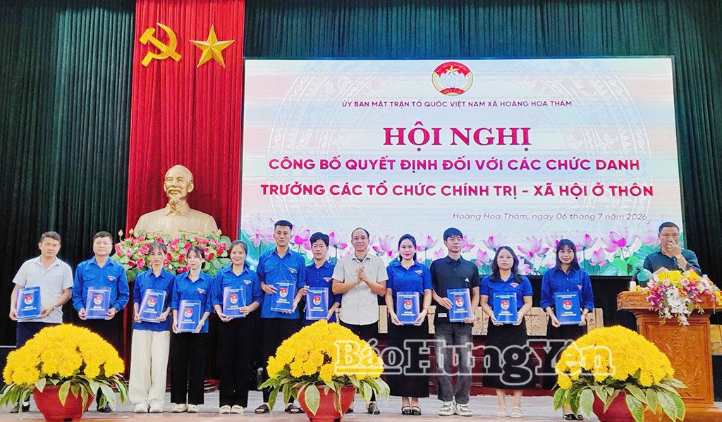 Lãnh đạo Đoàn Thanh niên xã Hoàng Hoa Thám trao quyết định chỉ định, kiện toàn chức danh Bí thư Chi đoàn ở các thôn.